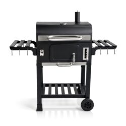 Czarny amerykański grill węglowy z pokrywą, bocznymi półkami, uchwytami ze stali nierdzewnej i kółkami.
