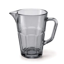 Szary szklany dzbanek o pojemności 1 l z ryflowanym wzorem, uchwytem i dzióbkiem do zimnych napojów.