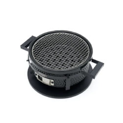 Kompaktowy czarny stołowy grill Hibachi na węgiel drzewny z rusztem ze stali nierdzewnej.