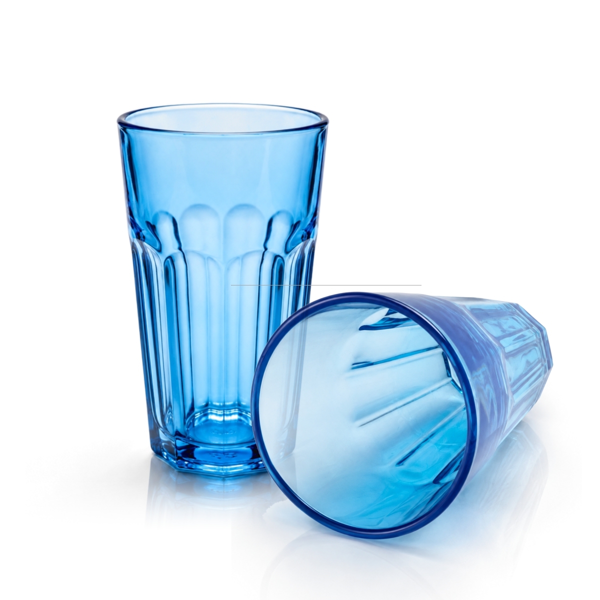 Wysoki niebieski szklany kubek na napoje o pojemności 250 ml, z wytłoczonym wzorem.